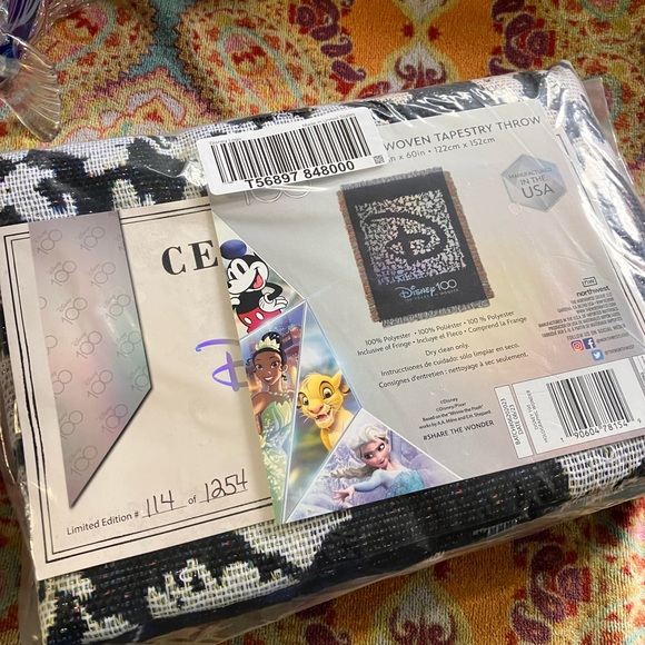 New in box, Disney, tapestry Woven throw - Picture 3 of 6